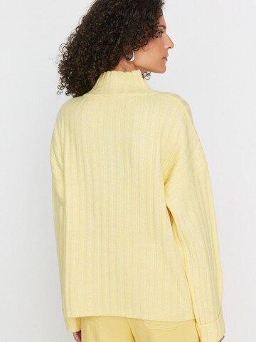 Pullover di Trendyol in giallo