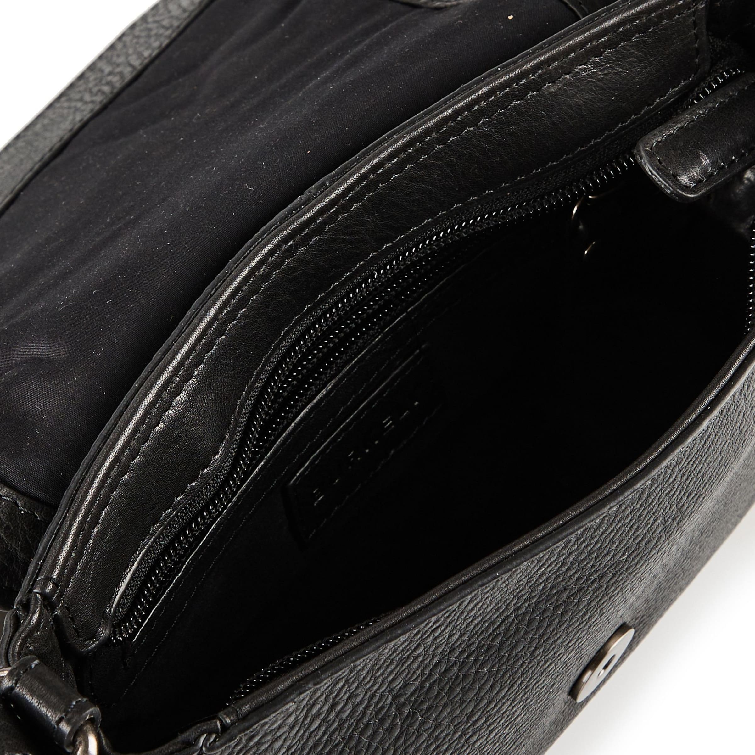 Burkely Umhängetasche 'Antique Avery' in Schwarz