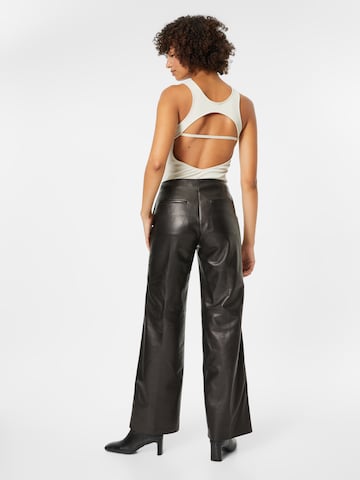 Wide leg Pantaloni cu dungă de la Calvin Klein pe negru