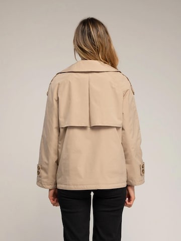 Tantra - Chaqueta de entretiempo 'Trench corto acolchado con doble botonadura, bolsillos laterales y vuelo en la espalda.' en beige
