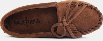 Minnetonka - Sapato baixo 'Kilty' em castanho