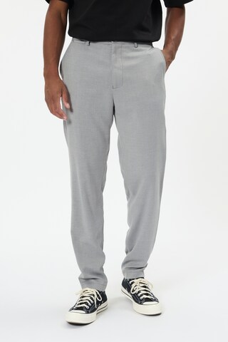 Matinique Regular Hose 'MAliam ' in Grau: Vorderseite