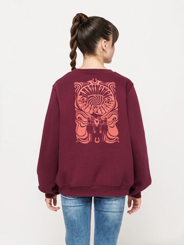 ABOUT YOU x StayKid Sweatshirt 'BIBI+TINA' i rød: bakside