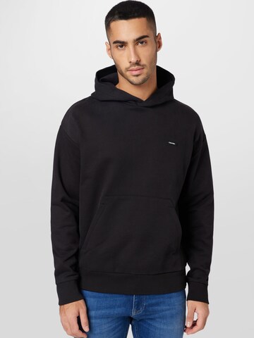 Sweat-shirt Calvin Klein en noir : devant