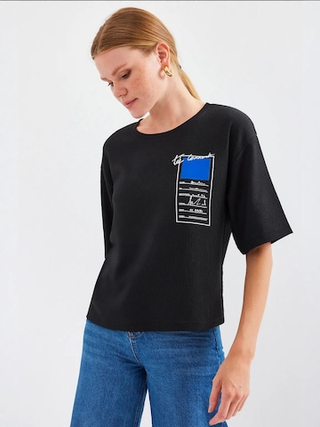 Bigdart Shirt in Black: front