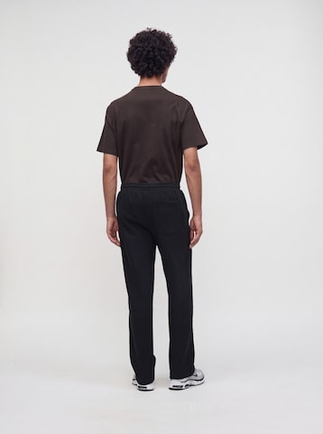 Nike Sportswear Regular Панталон в черно: отзад