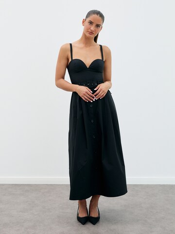 Rochie de la MAKARIĆ pe negru: față