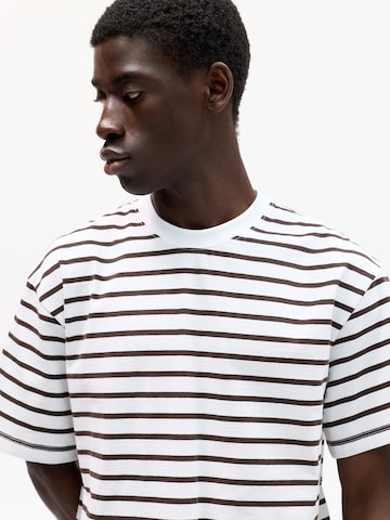 Tricou de la Pull&Bear pe maro