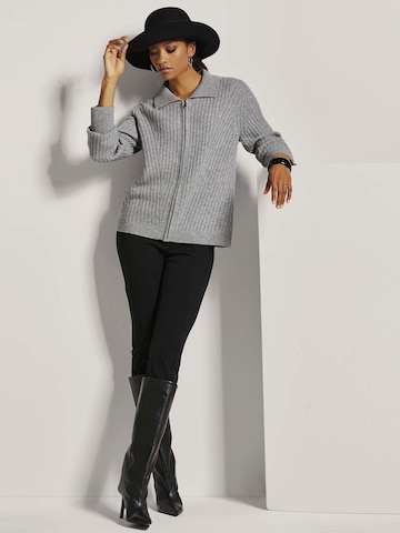 MADELEINE Strickjacke in Grau