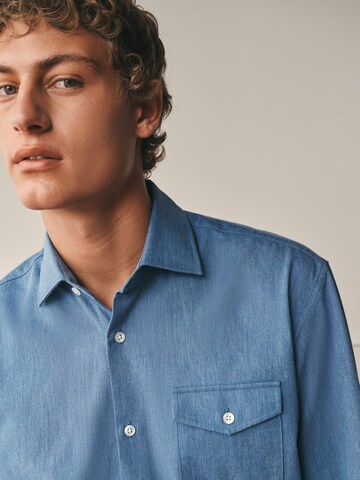 Next - Ajuste regular Camisa 'Archive' en azul