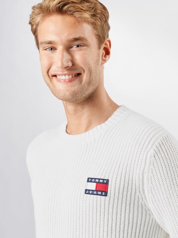 Coupe regular Pull-over Tommy Jeans en blanc