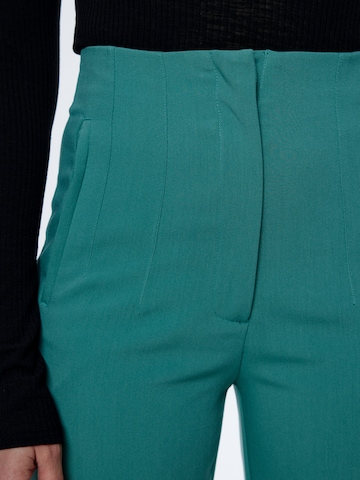 EDITED regular Παντελόνι με τσάκιση 'Charlotta' σε πράσινο