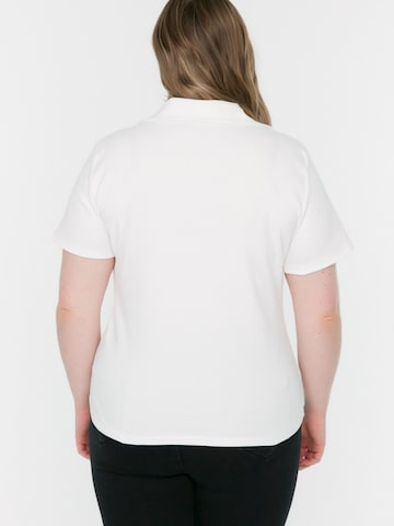 Trendyol Curve Poloshirt in Weiß