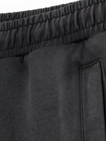 Pull&Bear Ohlapna forma Kargo hlače | črna barva