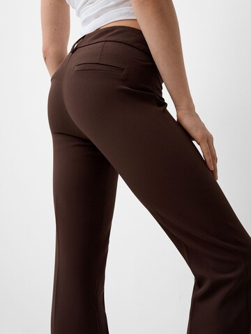 Flared Pantaloni con piega frontale di Bershka in marrone