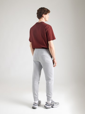 Nike Sportswear - Tapered Pantalón 'CLUB' en gris