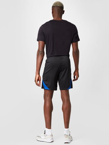 NIKE Slimfit Hose in Schwarz