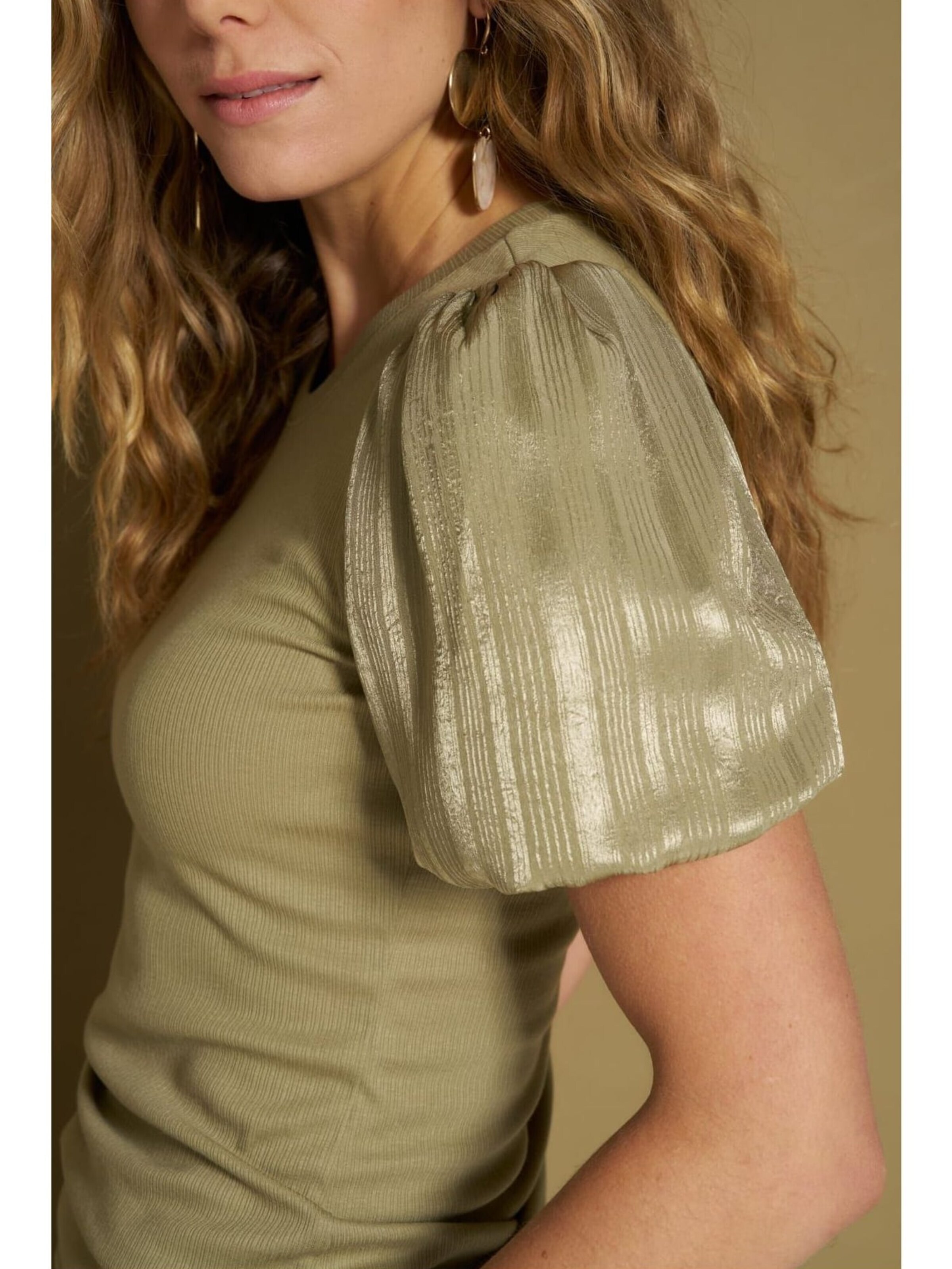 LOFTY MANNER Top 'RH11.2 - Top Haya - Constrast' in Groen
