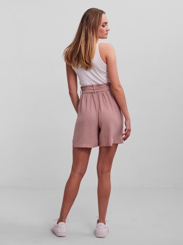 PIECES Loosefit Shorts 'Avery' in Pink
