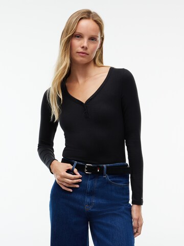 Tricou de la Tommy Jeans pe negru: față