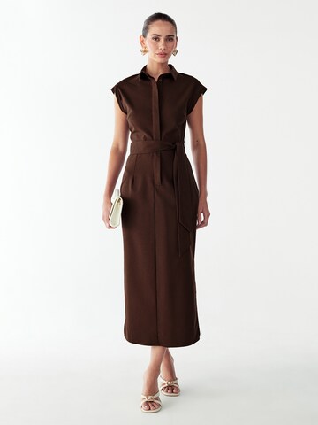 Willa Рокля 'Laurence' в кафяво: отпред