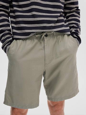 SELECTED HOMME Regular Shorts 'Jones' in Grau