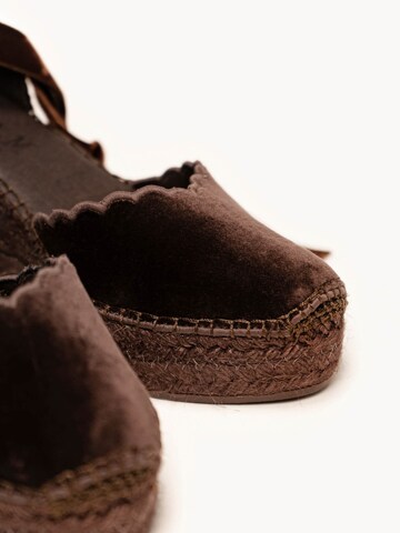 Alhamas Pumps 'Alpargata Cuña 8 cm Terciopelo' in Bruin