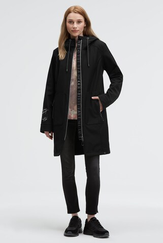 Soccx Lange Softshelljacke mit Kapuze und Logo Artworks in Schwarz