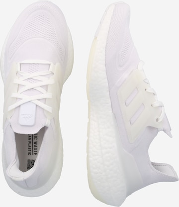 ADIDAS SPORTSWEAR Σνίκερ χαμηλό 'Ultraboost 22' σε λευκό