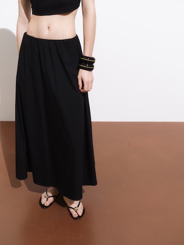 Gonna 'CRETA' di MANGO in nero: frontale