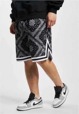 Karl Kani Loosefit Shorts in Schwarz: predná strana