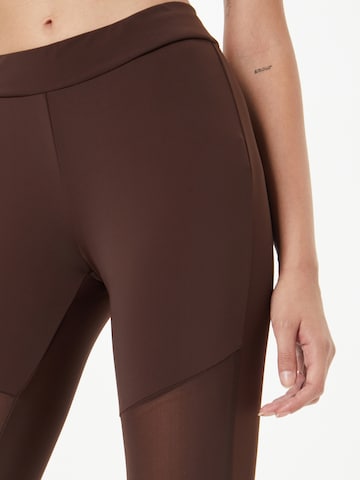 Urban Classics - Skinny Leggings em castanho