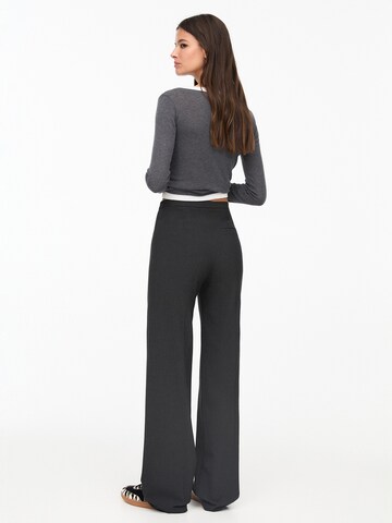 Pull&Bear Voľný strih Nohavice - Sivá