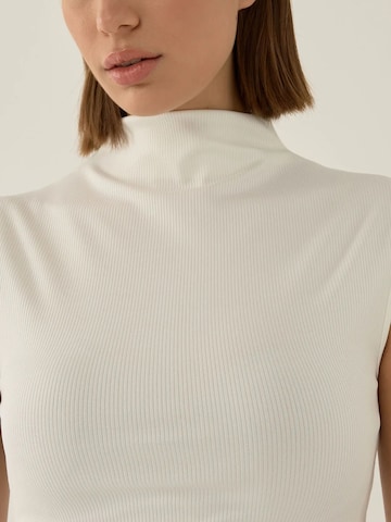 Haut Hiccup en blanc