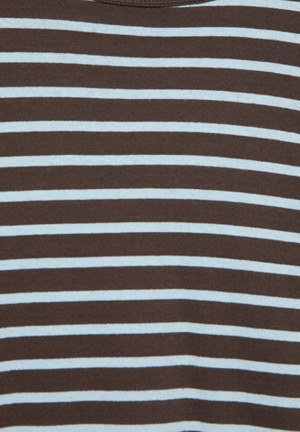 Tricou de la Pull&Bear pe maro