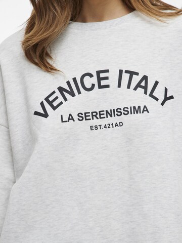VILA Sweatshirt in Grey