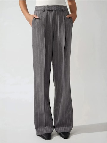 Hiccup Regular Hose in Grau: Vorderseite