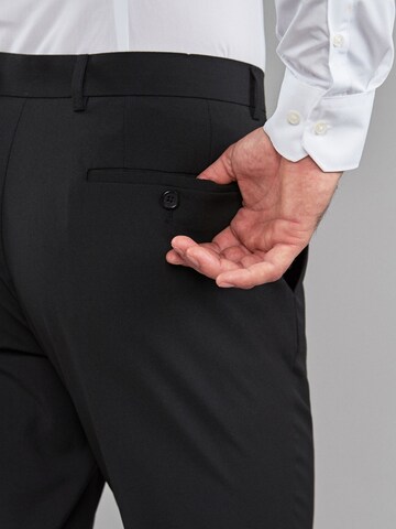 regular Pantaloni con piega frontale di Next in nero
