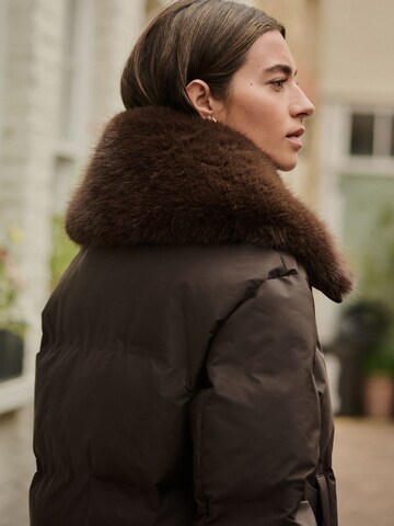 Next Mantel in Braun