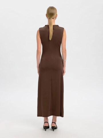 SELECTED - Vestido en marrón