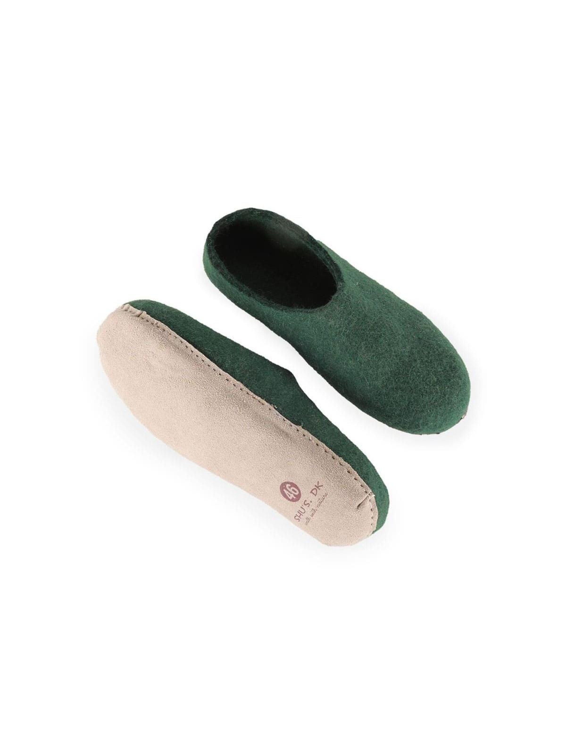 SHUS walk with nature Pantolette 'Sutsko, klassisk uldtøffel (100% ren uld) m/sål i skind - Dansk Design fra SHUS' i grön