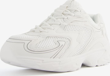 Sneaker bassa di Bershka in bianco: frontale