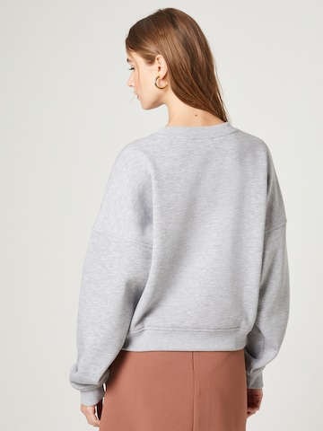 Guido Maria Kretschmer Women Sweatshirt 'Tela' i grå