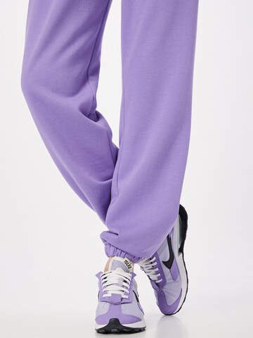 Monki - Tapered Calças em roxo