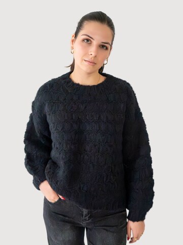 WEARABLE STORIES Pullover 'Simona' in Schwarz: Vorderseite