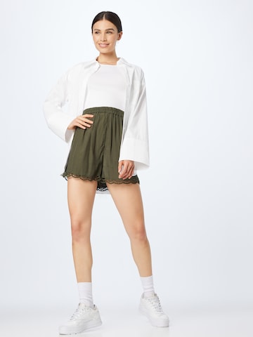 ABOUT YOU Loosefit Shorts 'Lara' in Grün