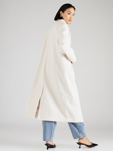 Manteau mi-saison 'Naomi' Hoermanseder x About You en blanc