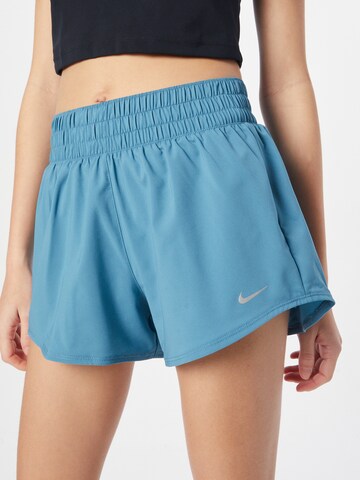 NIKE Regular Sportshorts in Blau