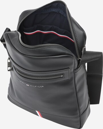 TOMMY HILFIGER Umhängetasche in Schwarz