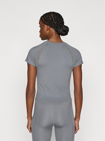 UNDER ARMOUR Функционална тениска 'Motion' в сиво